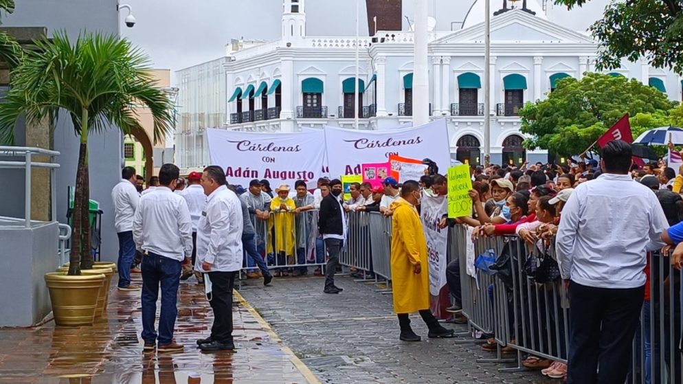 Reciben a Adán Augusto con porras y tamborileros en Tabasco