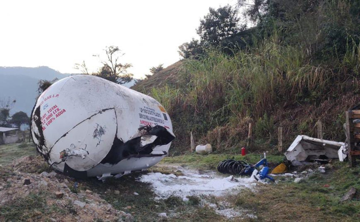 Desalojan Viviendas Por Volcadura De Pipa En Hidalgo En Tabasco