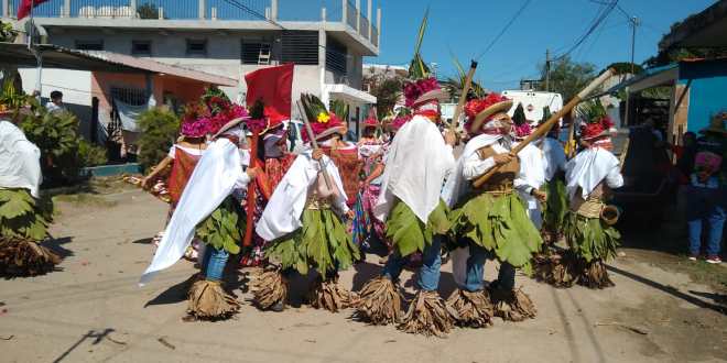 Disfrutan cientos de familias segundo recorrido con la Danza del Pochó