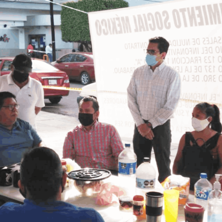 Dialoga delegado de Infonavit Tabasco con manifestantes que exigen anulación de contrato