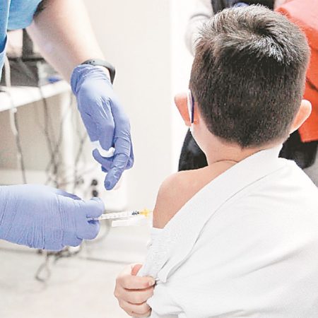 Ajustan más vacunas contra el covid en menores
