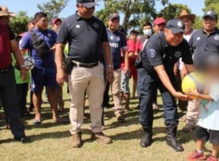 Entrega SSPC equipo deportivo a jóvenes en Tamulté de las Sabanas