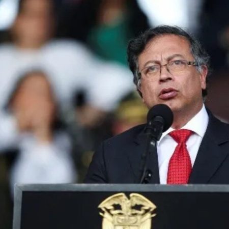 Petro ordena suspender captura y extradición de integrantes del ELN