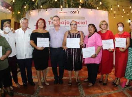 Premia ISSET a trabajadoras sociales