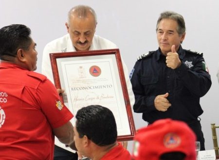 Reconoce Carlos Merino labor de bomberos; son héroes silenciosos, destaca