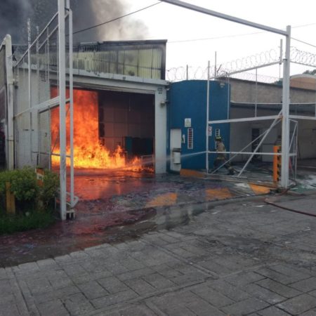 Tras explosión se incendia fábrica en Tultitlán