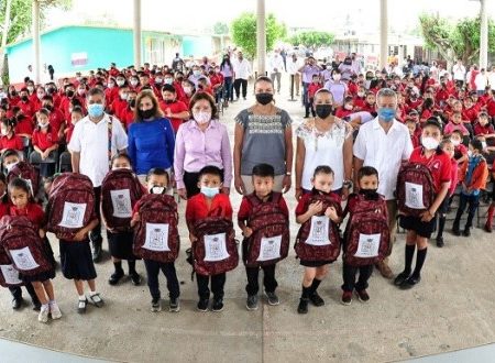 Entrega Gobierno mochilas y útiles en beneficio de 56,121 alumnos de zonas marginadas de Tabasco