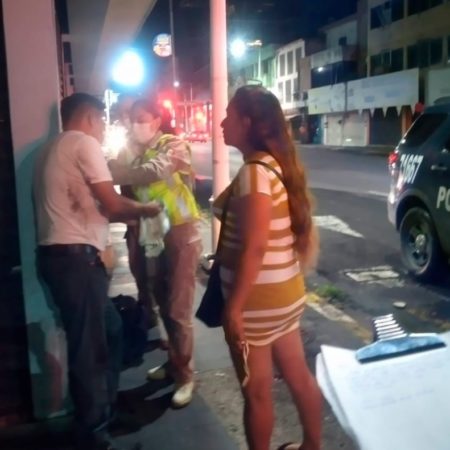 Insulta a su esposa y tres ciudadanos lo golpean, en Villahermosa