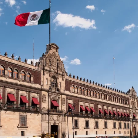 Llegan personalidades a Palacio Nacional para Cuarto Informe