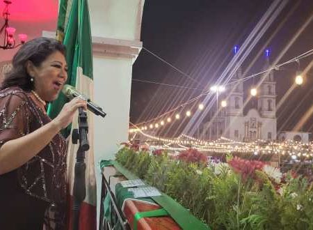 María Esther Zapata Zapata encabezó la Ceremonia del Grito de Independencia