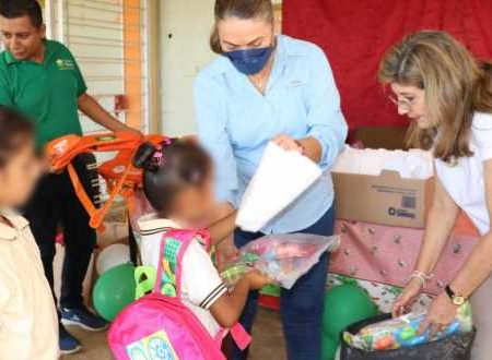 Entrega Guadalupe Castro mochilas a estudiantes de Huimanguillo donadas por Fundación Dondé