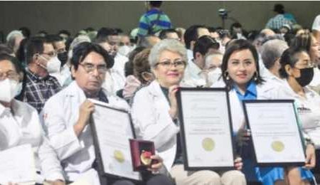 Médicos galardonados dan consejos para ser exitosos