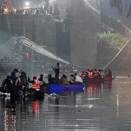 VIDEO: Al menos 130 muertos tras colapsar puente en la India