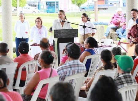 Presidenta del DIF Tabasco lleva lentes graduados a los adultos mayores de Nacajuca