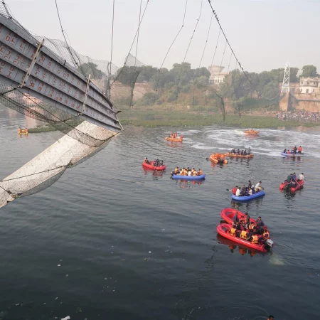 VIDEO: Momento exacto en que se desploma puente en la India