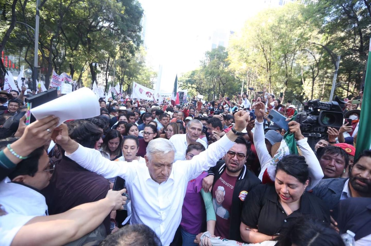 AMLO durante la marcha de la 4T