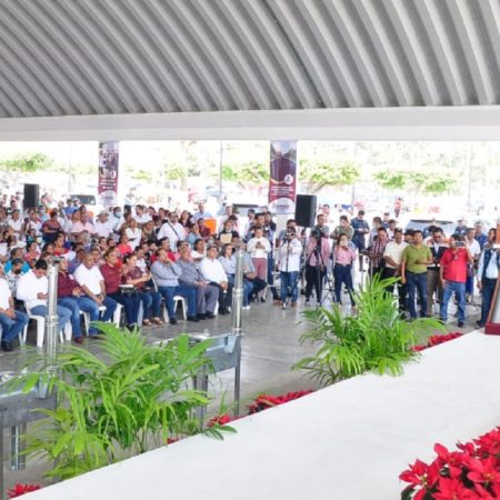 Entrega apoyos sociales gobernador en Cárdenas