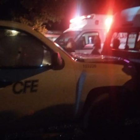 Choca camioneta de CFE con combi; conductor y dos mujeres iban desnudos – El Heraldo de Tabasco