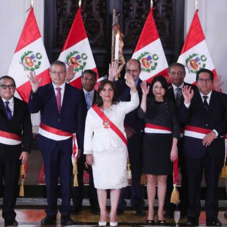 Dina Boluarte instala su nuevo gabinete en medio de protestas en Perú – El Heraldo de Tabasco