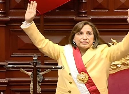 Dina Boluarte jura como Presidenta de Perú