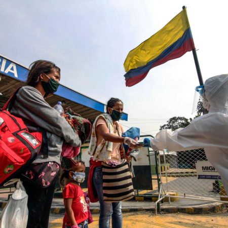 Regresa Colombia al uso de cubrebocas tras aumento de COVID-19