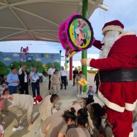 Santa Claus visita cárcel femenil en Morelos