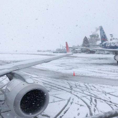 Tormenta invernal frustra vuelos en plena Nochebuena en EU