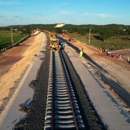 Tren Maya inicia montaje de prelosas para viaducto elevado en Tenosique