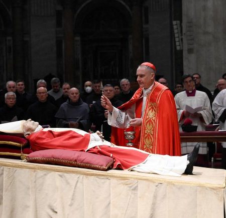 Abre la capilla ardiente para orar por Benedicto XVI