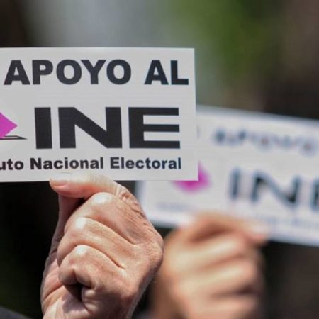 Denuncia del INE a la SCJN por “Plan B” es “politiquería”: AMLO