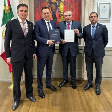Entrega gobernador de Querétaro proyecto de acueducto a la Segob