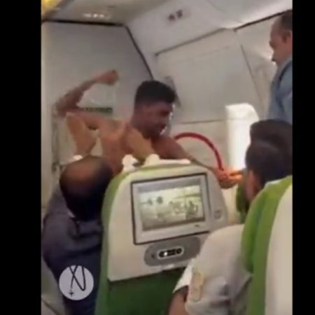 Hombre sin camiseta arma pelea a bordo de un avión