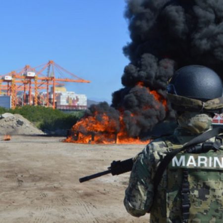 Marina y FGR incineran 433 kg de cocaína en Colima