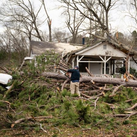 Rescatan a varios sobrevivientes tras tornados en EE.UU.