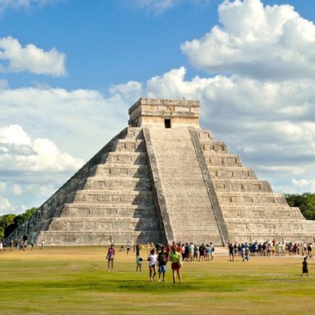 VIDEO: Baja con violencia a turista que subió a Chichén Itzá