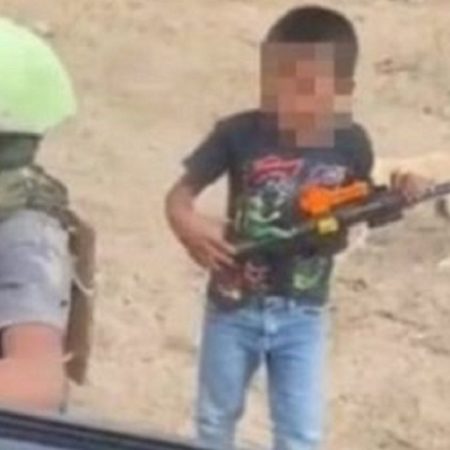 VIDEO: Niños juegan a ser un retén de sicarios con armas de juguete