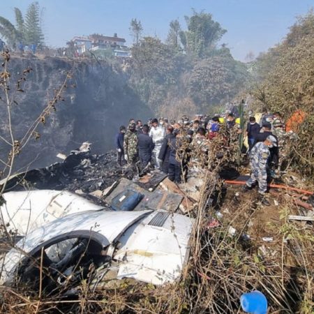 Video: Se desploma avión con 72 personas a bordo en Nepal