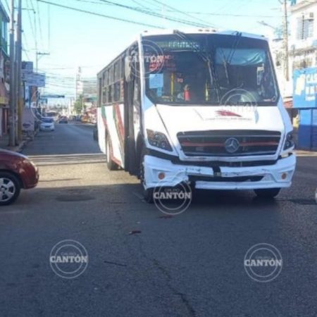 Choca vehículo contra camión de Movitab en Tamulte