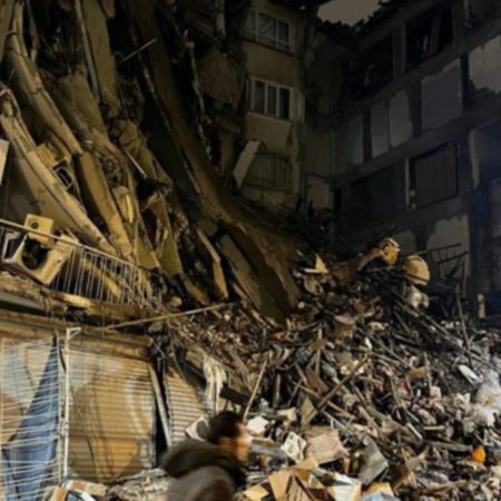Dan primeros reportes tras sismo de 7.8 en Turquía