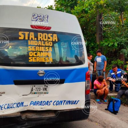 Impacta camioneta a combi; dos jóvenes resultaron lesionados