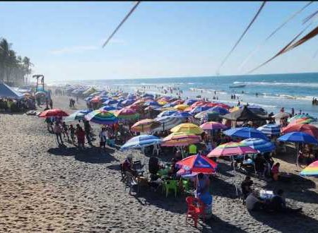 Disfrutan bañistas playas de Paraíso