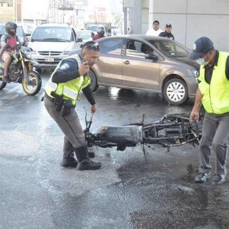 Se incendia motocicleta en Ruiz Cortines (Video) – El Heraldo de Tabasco