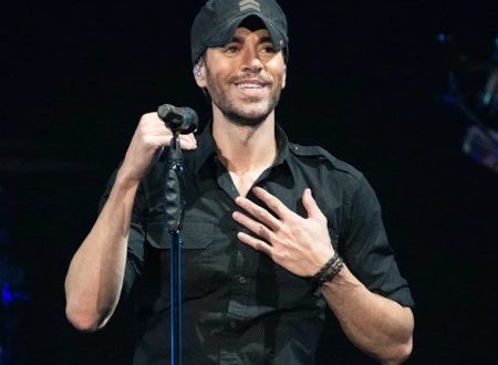 Enrique Iglesias anuncia que padece neumonía