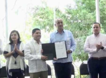 Signa Carlos Merino escrituras de inmueble donado a Colegio de Arquitectos Tabasqueños