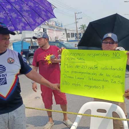 Con cierre de carretera exigen habitantes de Ixtacomitán pavimentación de calles – El Heraldo de Tabasco