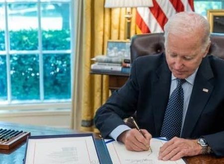 Joe Biden firmó este sábado un proyecto de ley que suspende el techo de deuda de Estados Unidos